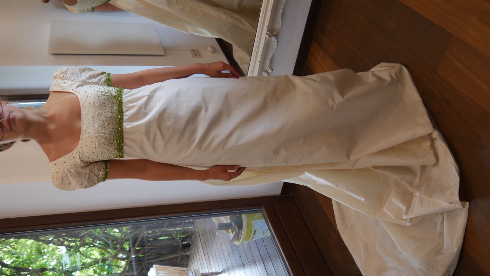 Brautkleid aus Seide mit grüner Perlenstickerei, Vorderansicht