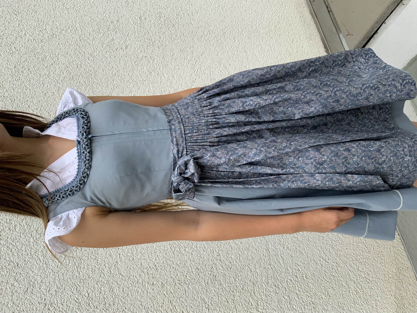 Dirndl in Graublau mit gemustertem Schurz