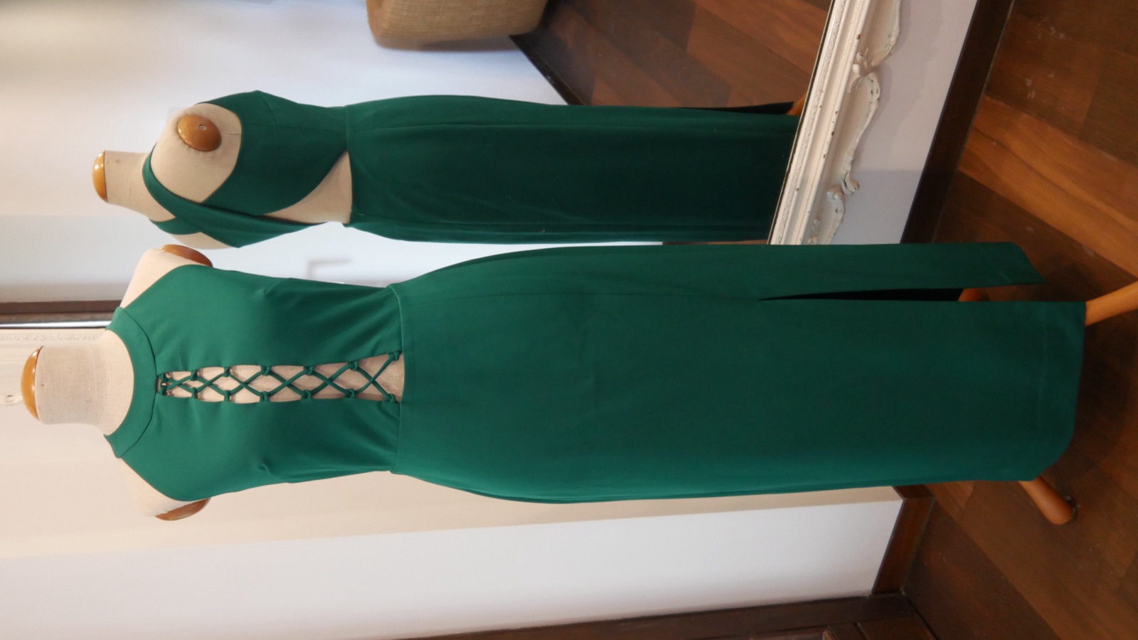 Grünes Kleid mit Schnürung im Ausschnitt und Beinschlitz