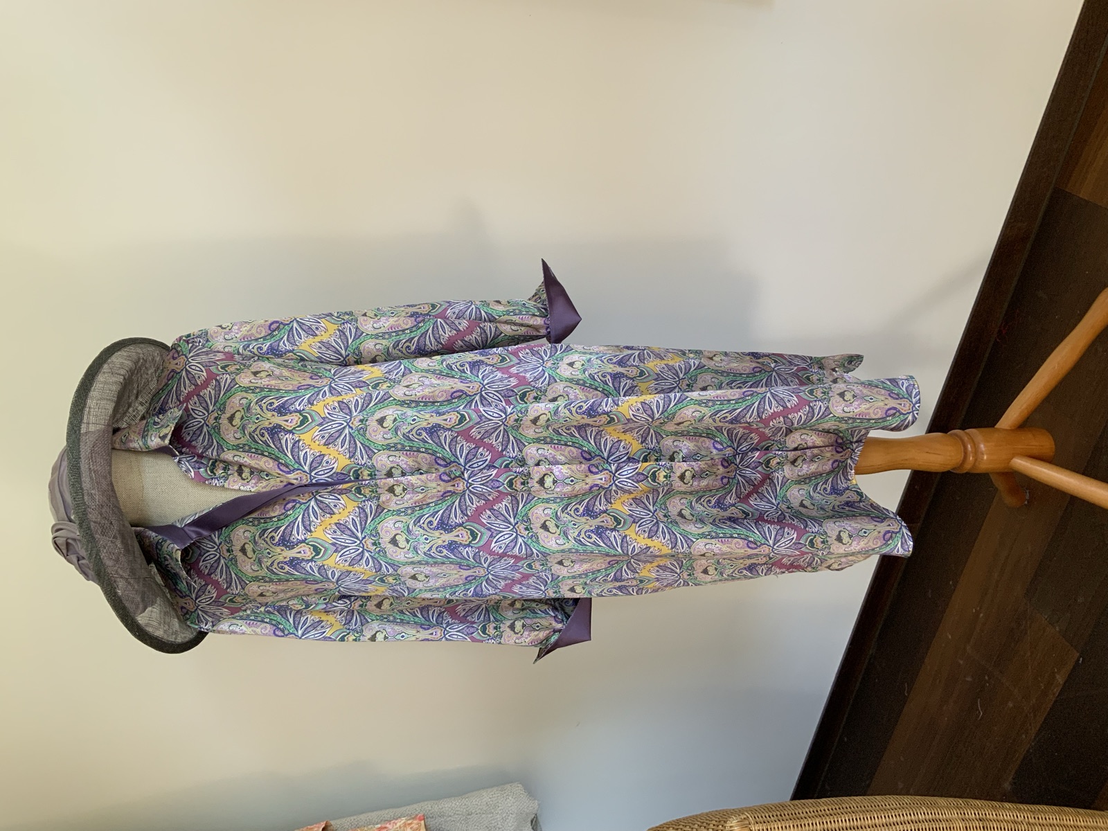 Blusenkleid aus lila Paisley-Seide mit passendem Hut auf einer Schneiderpuppe